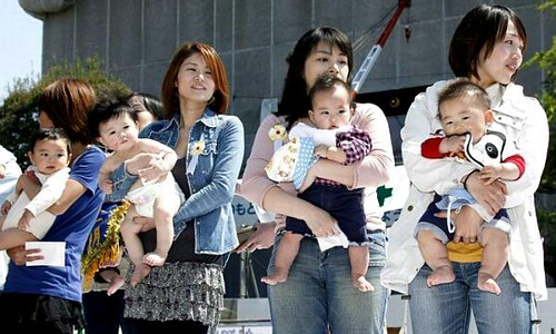 Япония оказалась на грани из-за падения уровня рождаемости
