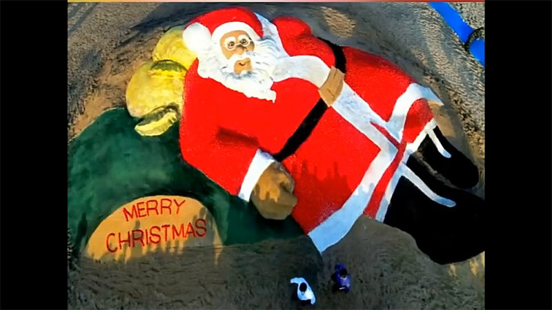 Индийский художник создал гигантскую фигуру Санта-Клауса из песка