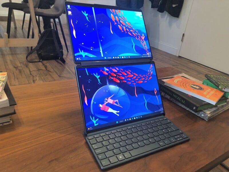 Lenovo представила свой первый ноутбук с двумя экранами